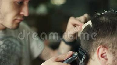 理发师用电动修剪器修剪头发